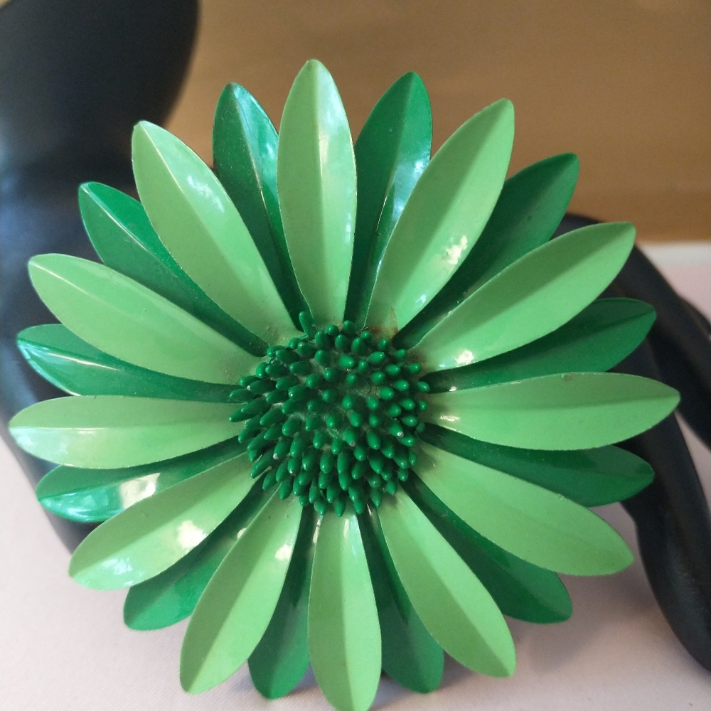 60s Large Mod Daisy Pin Brooch In Green 3.5 diameter